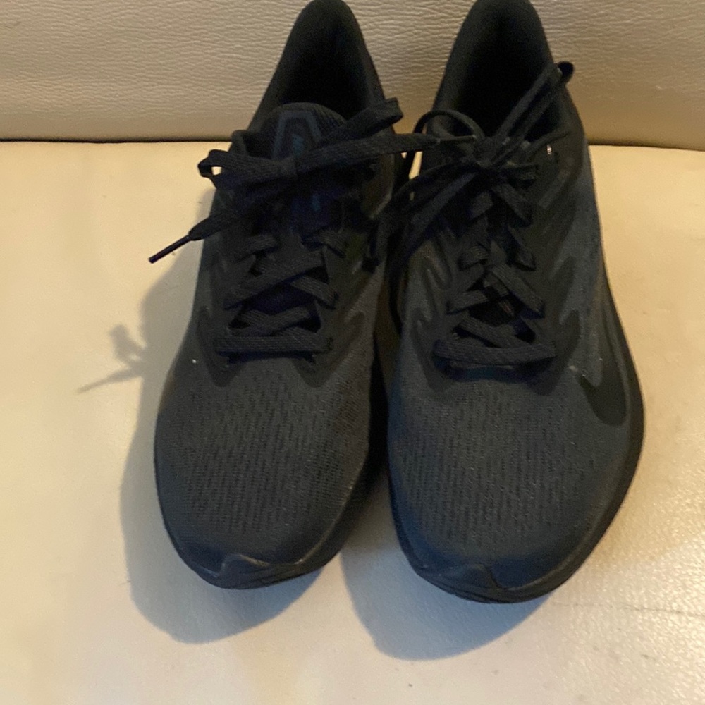 NO BOX. BRAND NEW SIZE 9 NIKE AIR ZOOM SNEAKERS